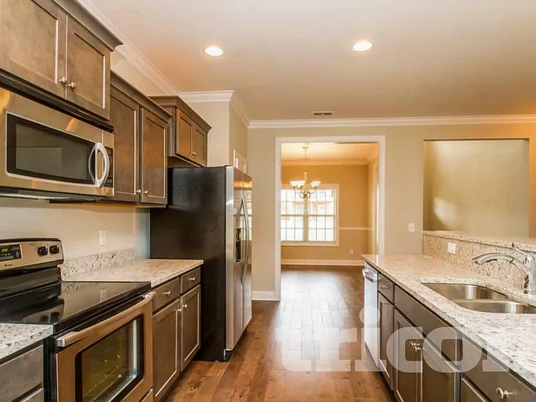 1514 Burrows Ave — Photo 6