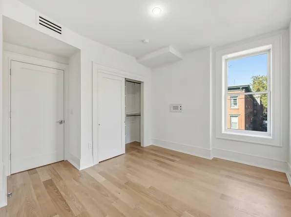 647 Jersey Avenue image 23 of 36