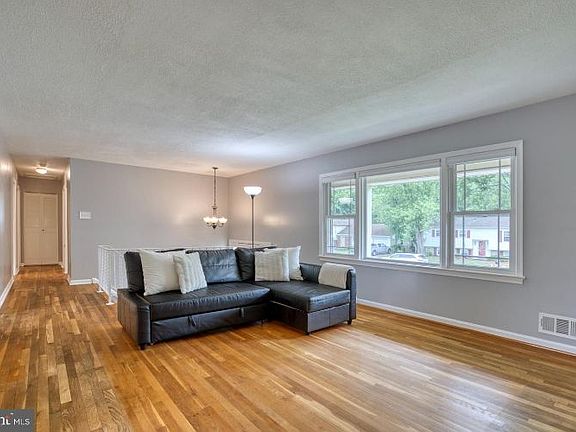 4th image of 5422 Broadmoor St