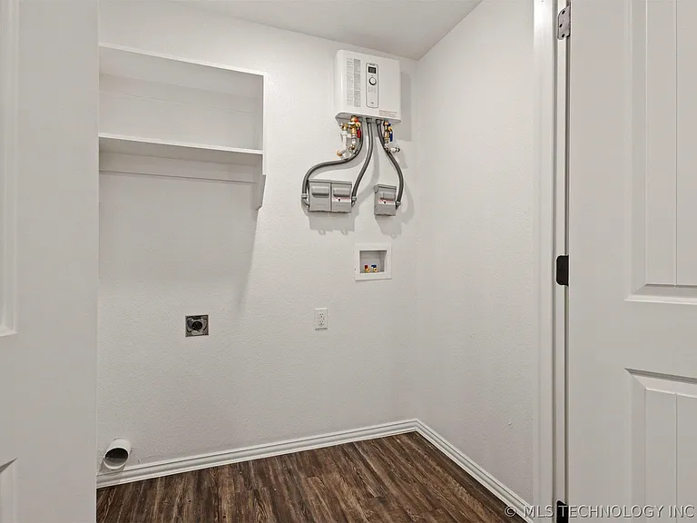 407 E Jones St — Photo 13