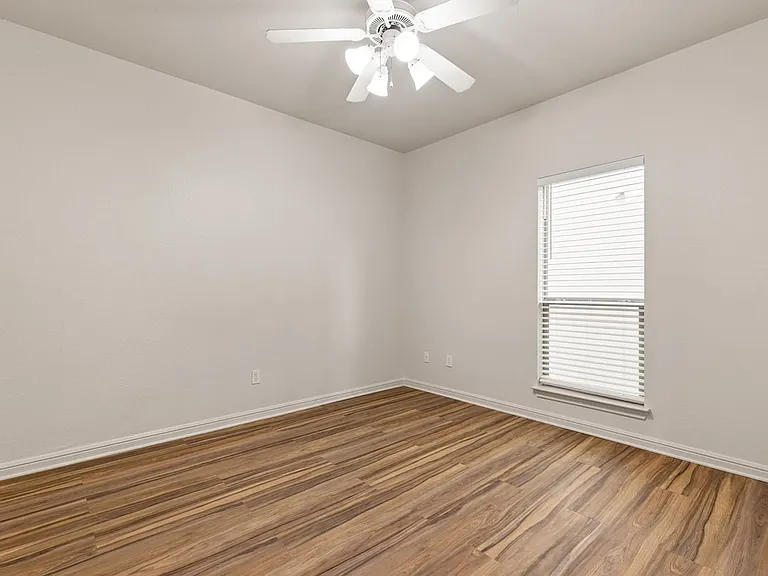 2100 Breezy Dr — Photo 14