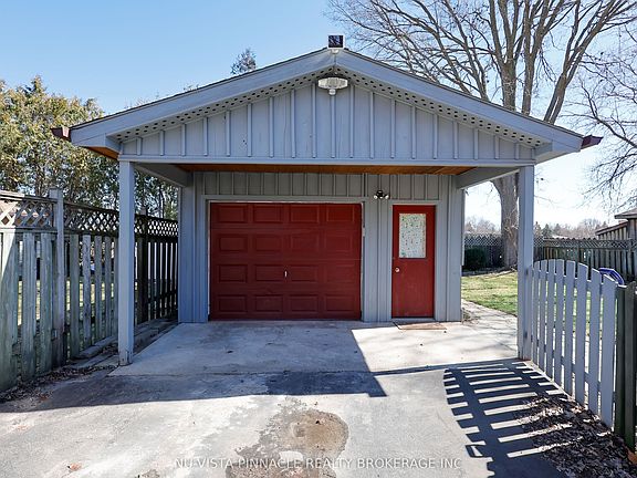 3rd image of 1911 Crystal Cres