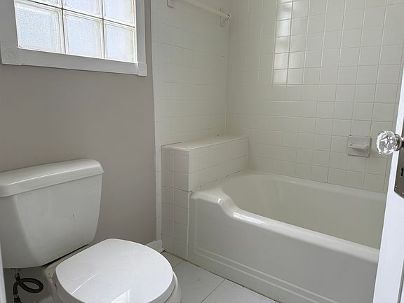 4th image of 18403 Oakwood Ave