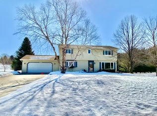W319S3250 Squire Rd, Waukesha, WI 53189