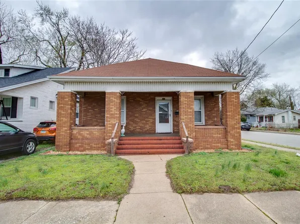 301 Whitelaw Ave, Wood River, IL 62095