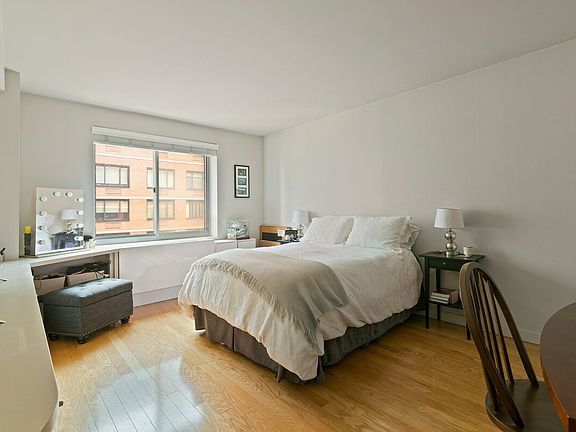 2nd image of 555 W 23rd St APT S9c
