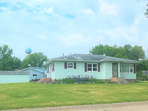 744 7th St, Neche, ND 58265