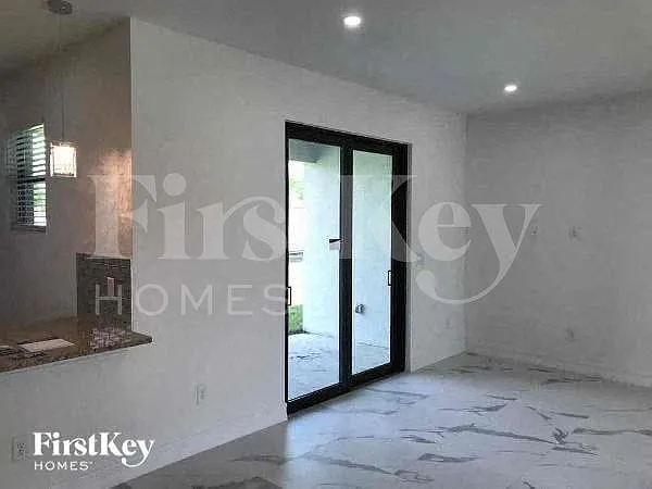 3 bed, 2.0 bath, 1685 sqft, $2,355 — Photo 3