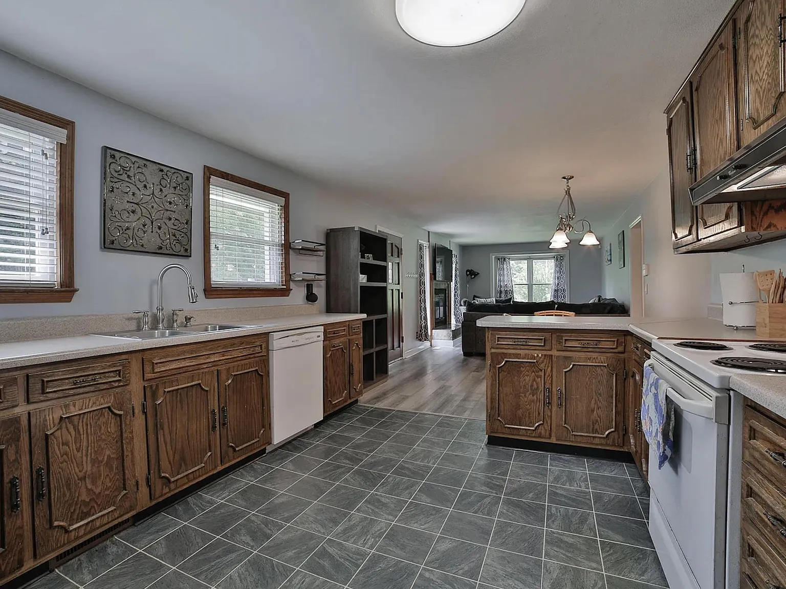 3 bed, 1884 sqft, $2,200 — Photo 3