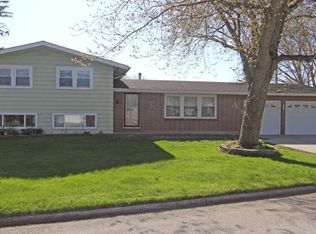 1766 Hillcrest Dr, Mason City, IA 50401