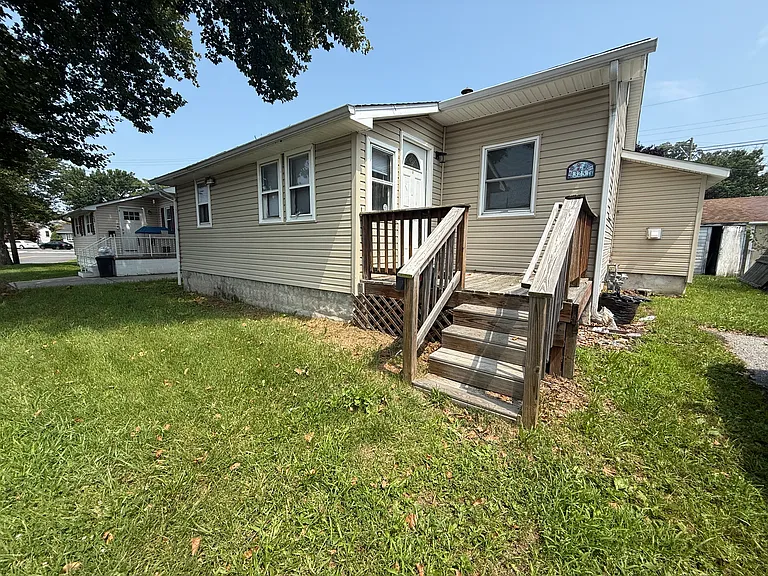 325 Ives Ave — Photo 1
