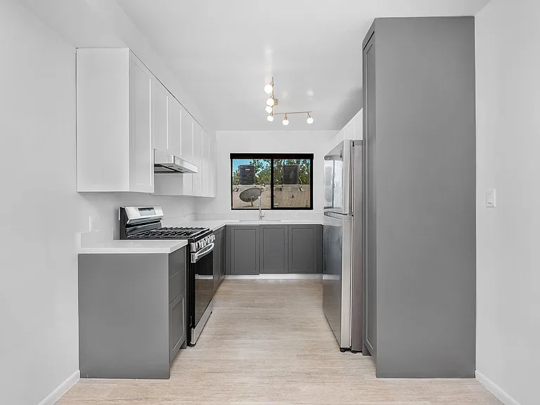 2032 N Beachwood Dr — Photo 5