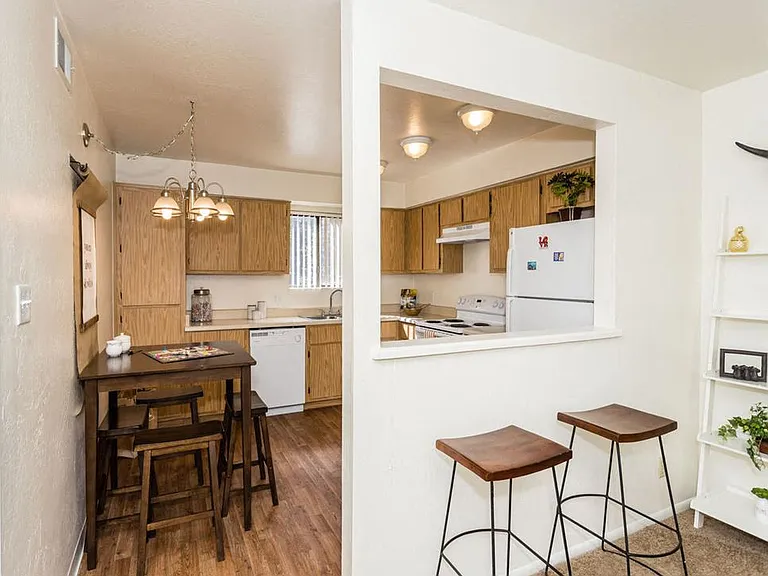 University Square Apartments — Photo 7