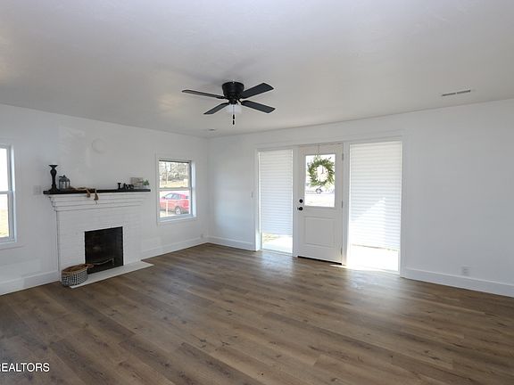 3rd image of 26180 W Lee Hwy