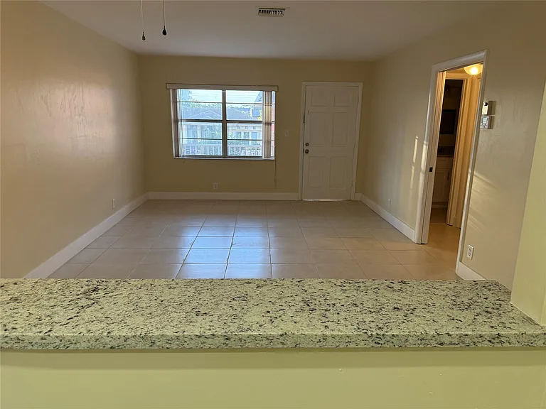 1450 N Riverside Dr #208 — Photo 6