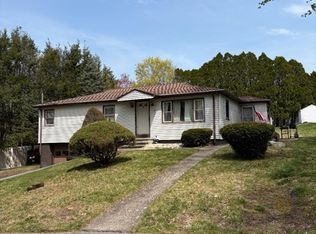8 Tanyard Rd, Dudley, MA 01571