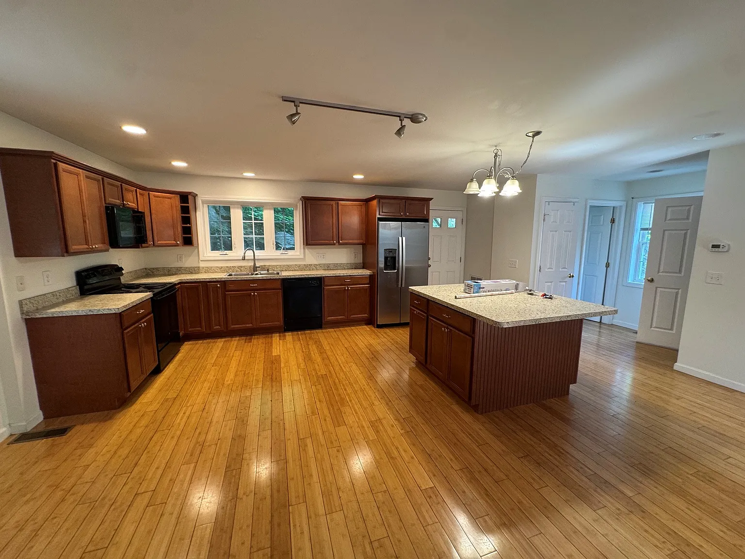 3 bed, 2.5 bath, 1860 sqft, $3,200 — Photo 4