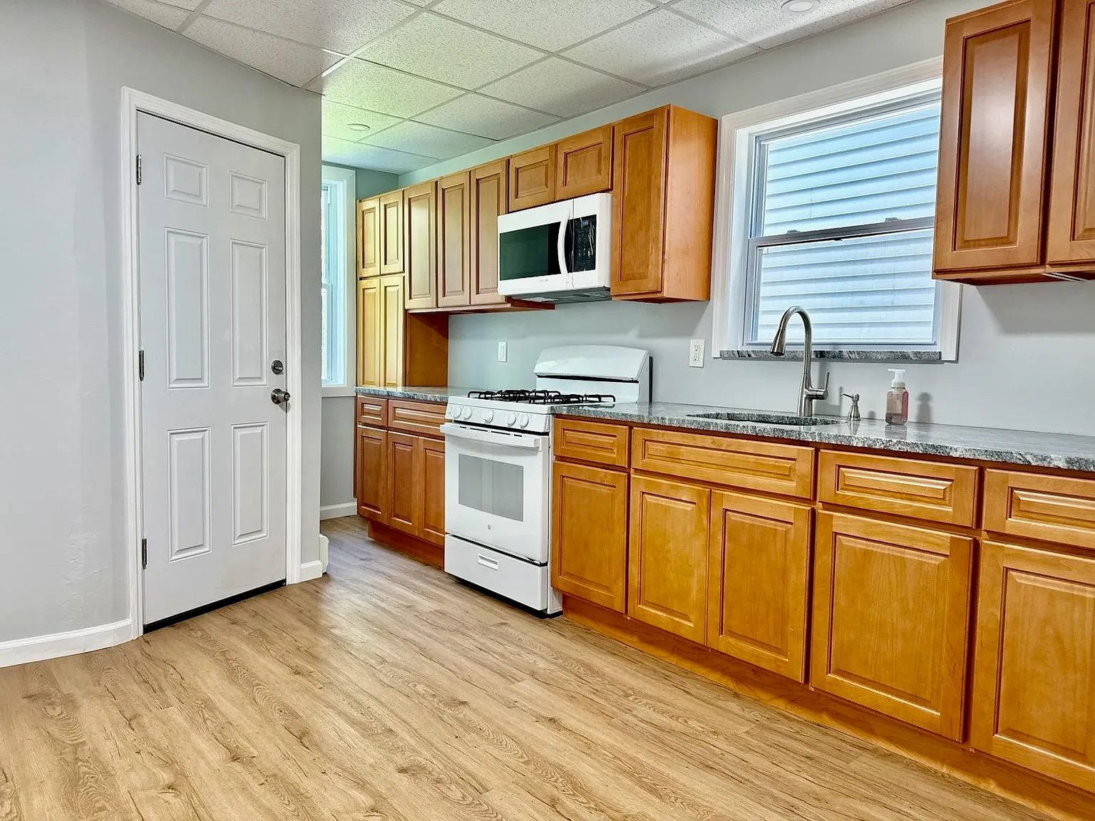 3 bed, 1.0 bath, 1000 sqft, $2,475 — Photo 1