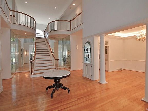 4th image of 43 S Woodside Ln