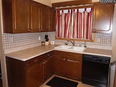 3rd image of 392 Beechwood Dr