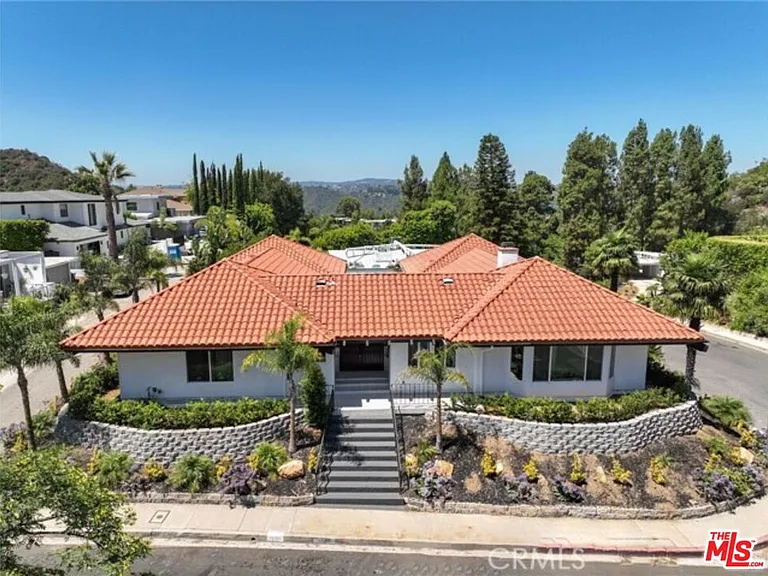 2199 Summitridge Dr — Photo 2