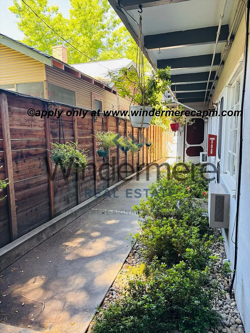 Charming 1 bedroom Midtown Apartment in cozy community! — Photo 4