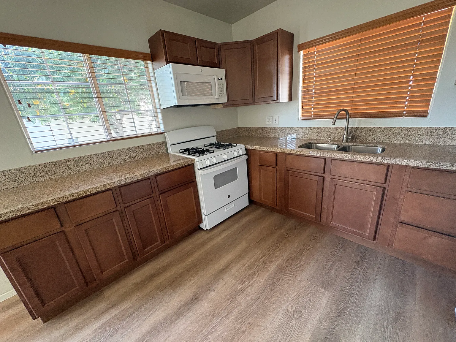1 bed, 800 sqft, $2,200 — Photo 2