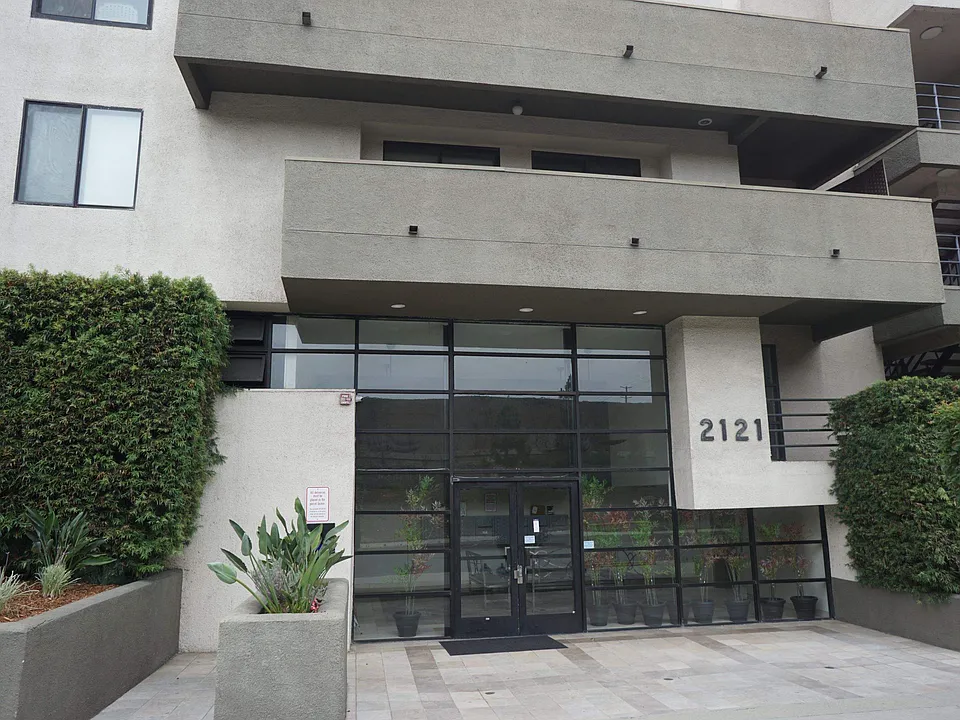2121 Beloit Ave #206