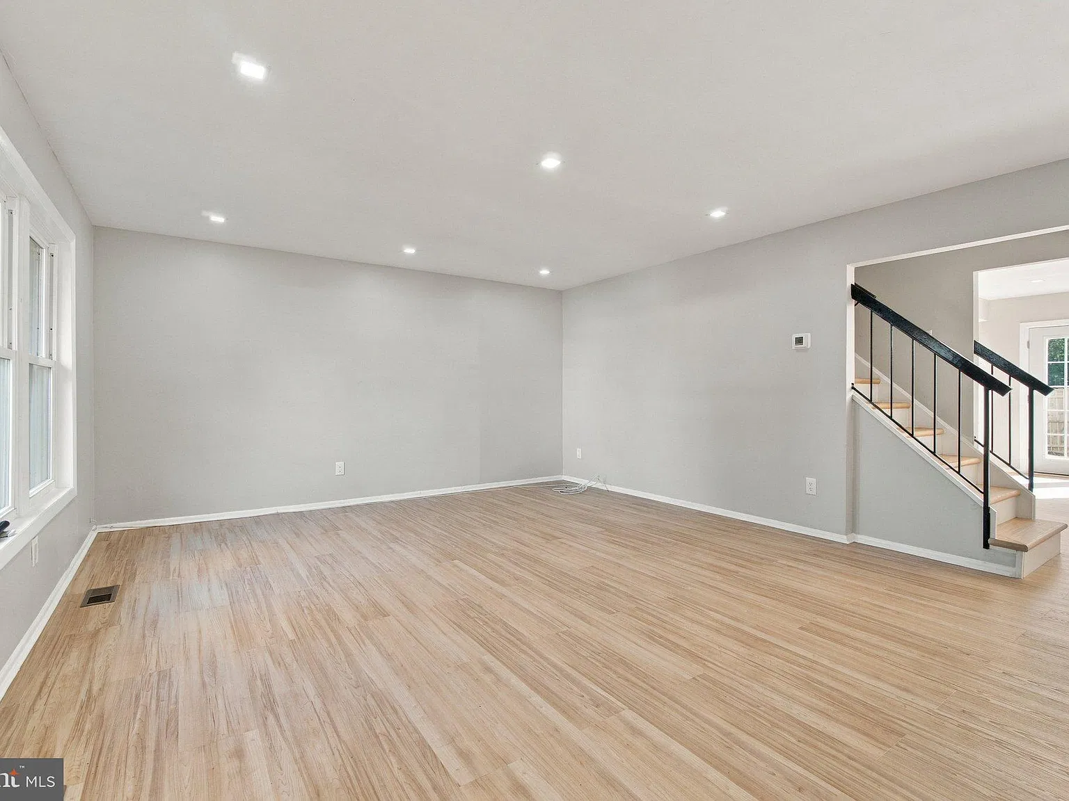3 bed, 1.5 bath, 1450 sqft, $2,500 — Photo 3