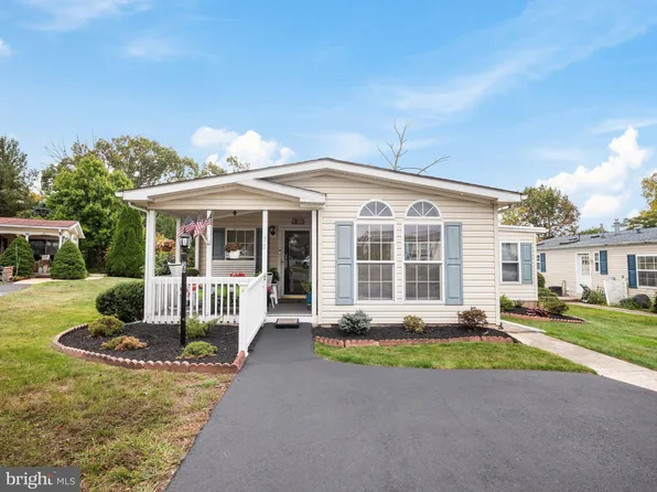 38 Woodbine Ct E, Harleysville, PA 19438