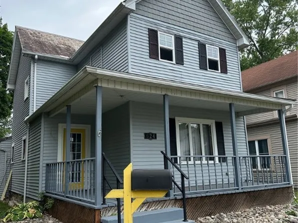 624 Parrish St, Uhrichsville, OH 44683