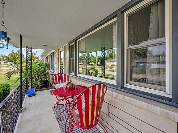 2nd image of 2940 Broadview Dr