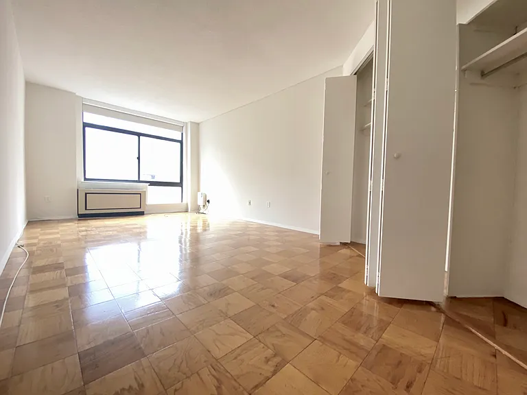 303 E 43rd St #5B — Photo 3