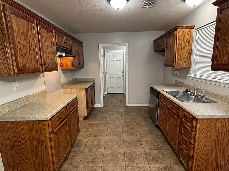 409 Calvin Ct — Photo 7