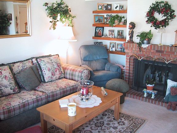 LARGE LIVING ROOM W/WOOD FIREPLACE
