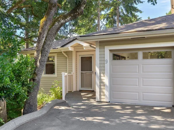 850 Parklands Dr #9, Esquimalt, BC V9A 7L9
