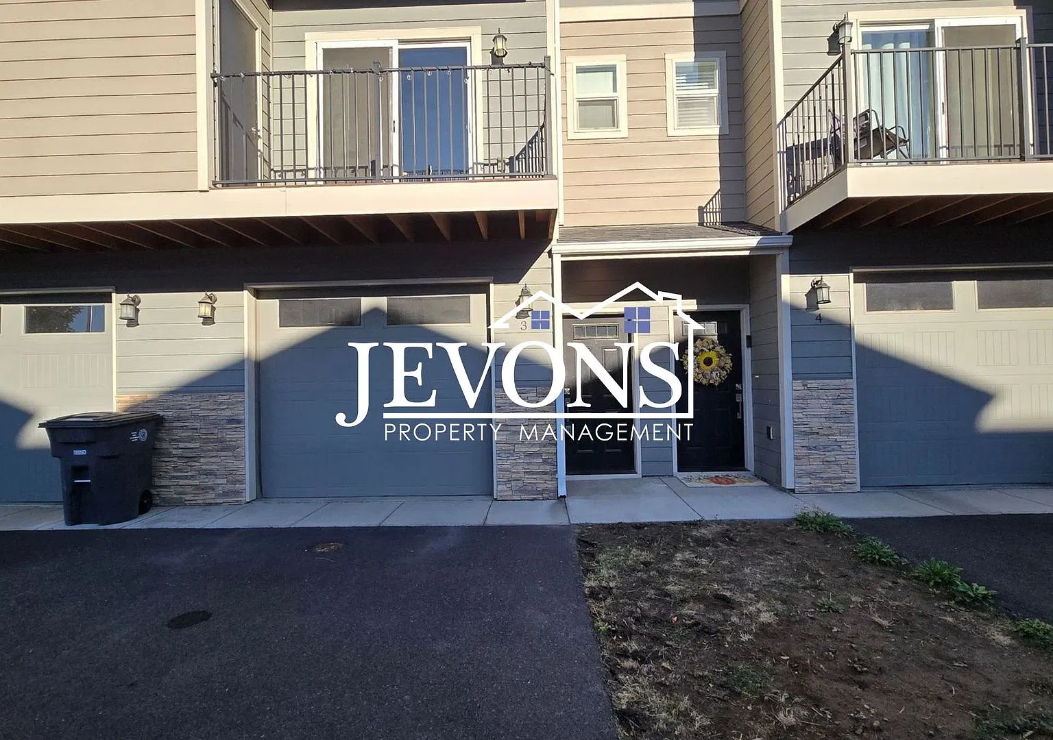Spacious 3-Bed Townhouse in Yakima In-Unit Washer/Dryer, 1-Car Garage & 2 Outdoor Spots — Photo 2