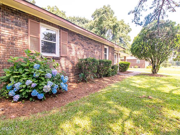3rd image of 131 Elaine Dr