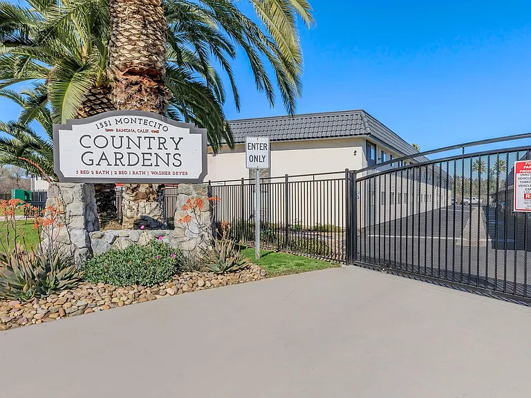 Town and Country Garden Apartments — Photo 10