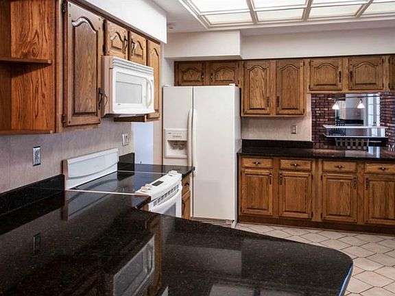 3rd image of 12311 Oaks Ln