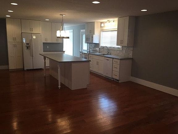 4th image of 310 E Oak Hill Ave