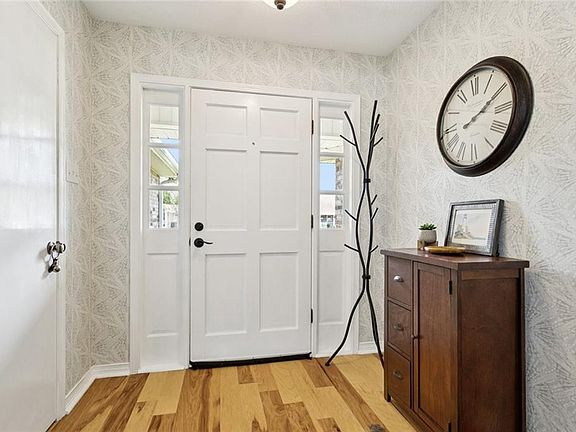 2nd image of 208 Oakmont Dr
