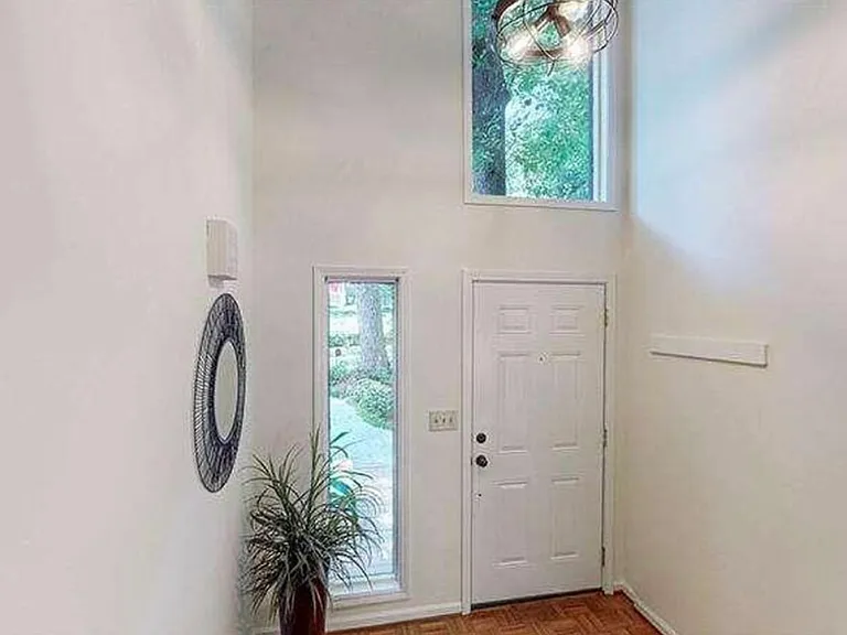 2355 Virginia Pl NE — Photo 2