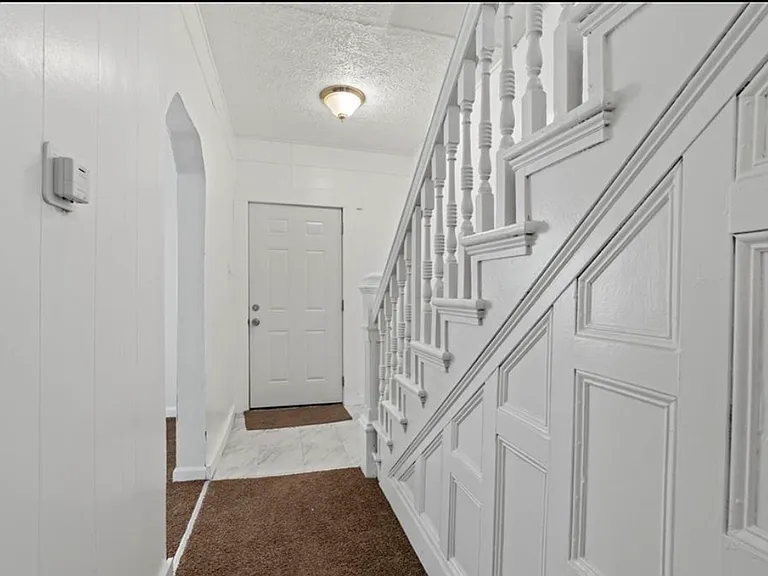 916 Sarah St — Photo 2