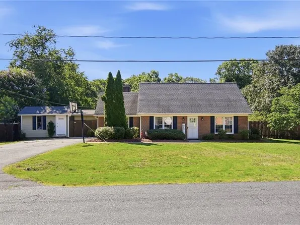 202 Turkey Hill Dr, King, NC 27021