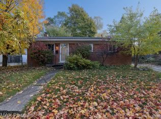 1149 Parallel St, Fenton, MI 48430