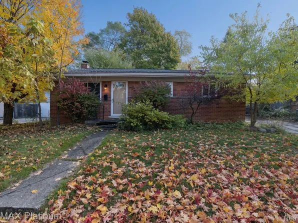 1149 Parallel St, Fenton, MI 48430