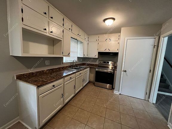 3rd image of 1049 Medina Dr
