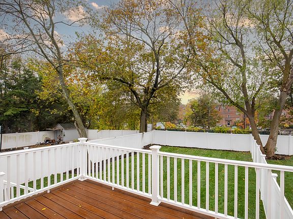 4th image of 34 Waverly Pl #34