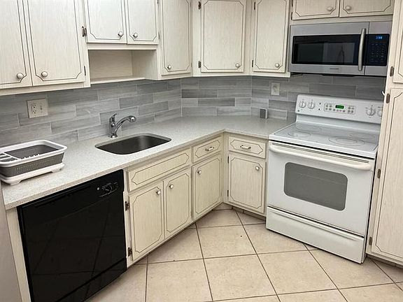 5th image of 300 Bayview Dr APT 403